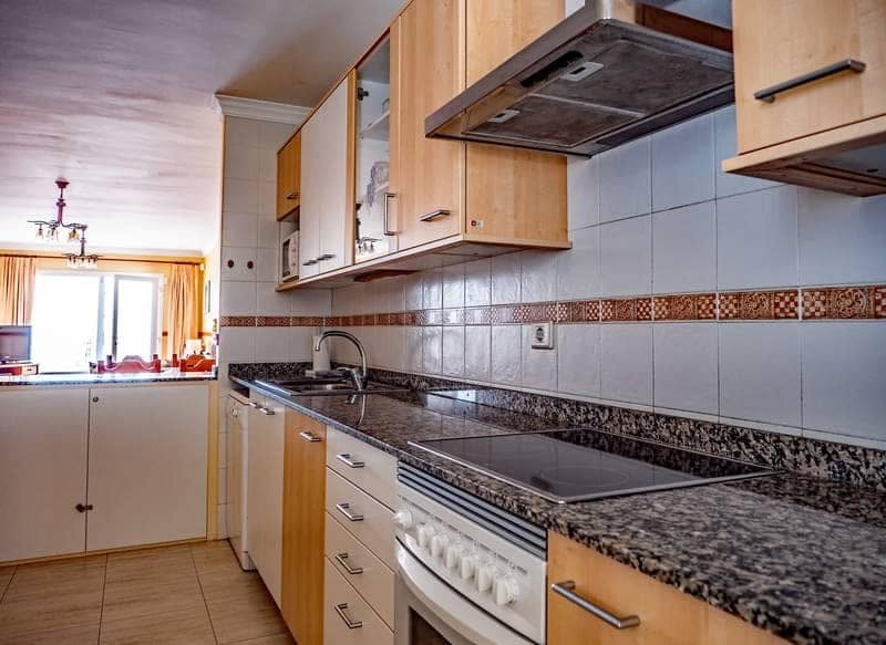 Casa Meldon kitchen with oven, hob and worktops